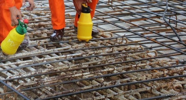 Axit Clohidric giúp làm sạch bề mặt thép mà không làm hỏng cấu trúc kim loại