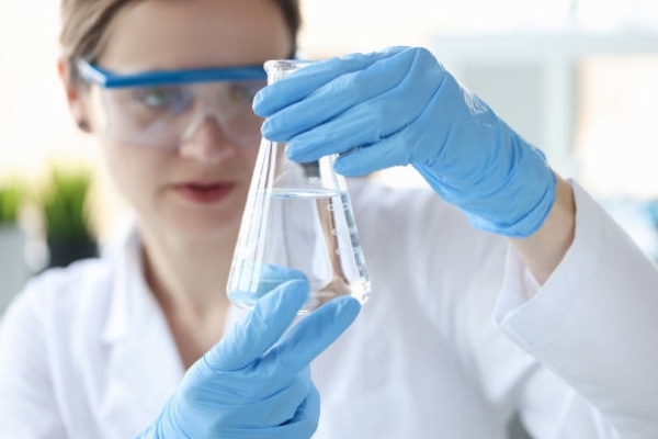Isopropanol là chất lỏng trong suốt, dễ bay hơi