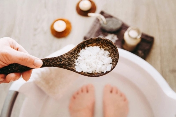 Muối Epsom rất phổ biến trong các liệu pháp tắm hoặc ngâm chân