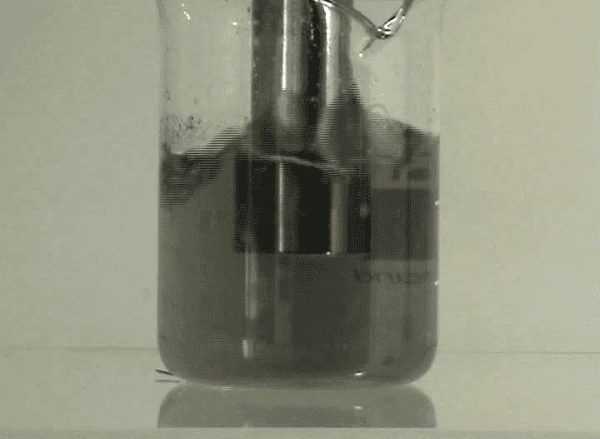 Bột graphite có tính trơ hóa học nhưng vẫn phản ứng khi gặp nhiệt độ cao hoặc với chất oxy hóa