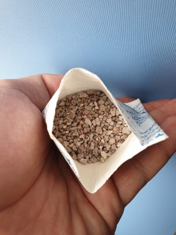 Các gói hút ẩm chứa đất sét biến tính vô cùng an toàn, không gây phản ứng phụ nhưng không nên nuốt