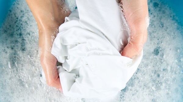 Làm ướt áo trắng dính vết bẩn để Javen thấm đều lên áo