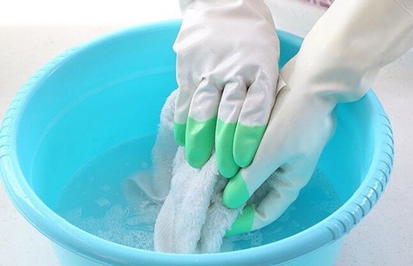 Một số dụng cụ cần chuẩn bị trước khi tẩy mốc tường bằng nước Javen