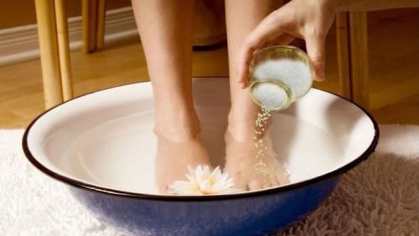 Ngâm chân với nước muối giúp cải thiện giấc ngủ