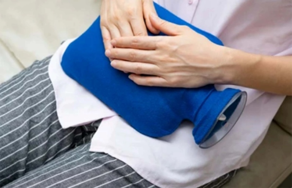 Muối rang chườm bụng có tác dụng giảm đau