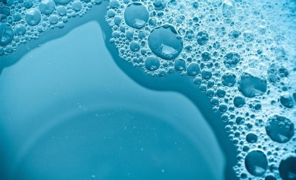 Antifoam ngăn bọt, còn Defoamer xử lý bọt đã hình thành